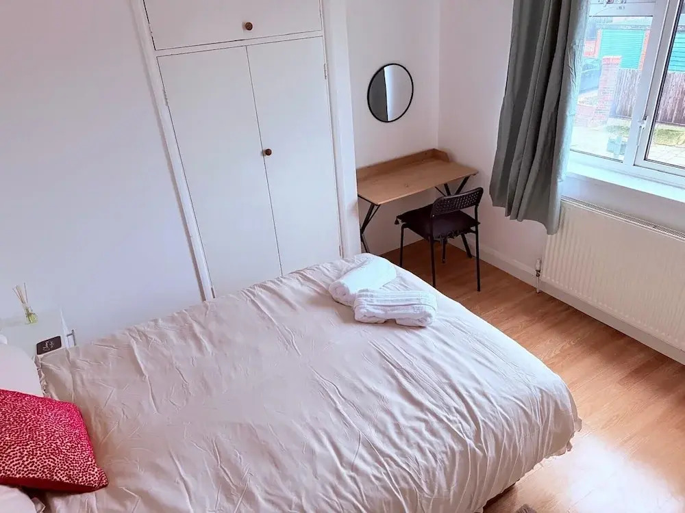 Cosy 2 Bedroom Apartment by Airport & Town Centre