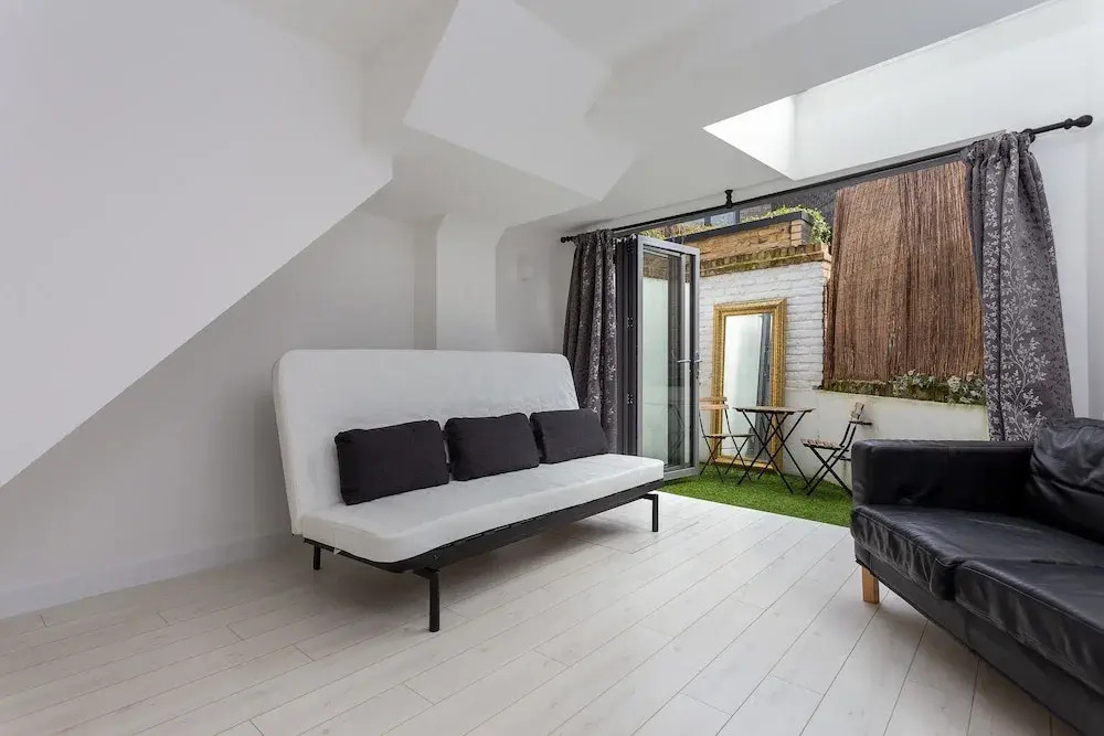 2 Bedroom House in Primrose Hill