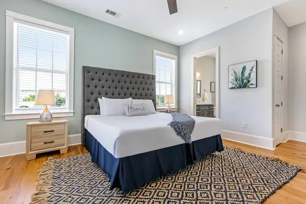 Chic 4 BR Condo - Large Pool - Perfect Location