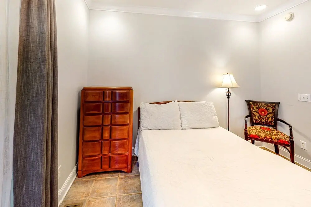 Beautiful Home With Modern Conveniences - Close to the Beach, Dogs Welcome