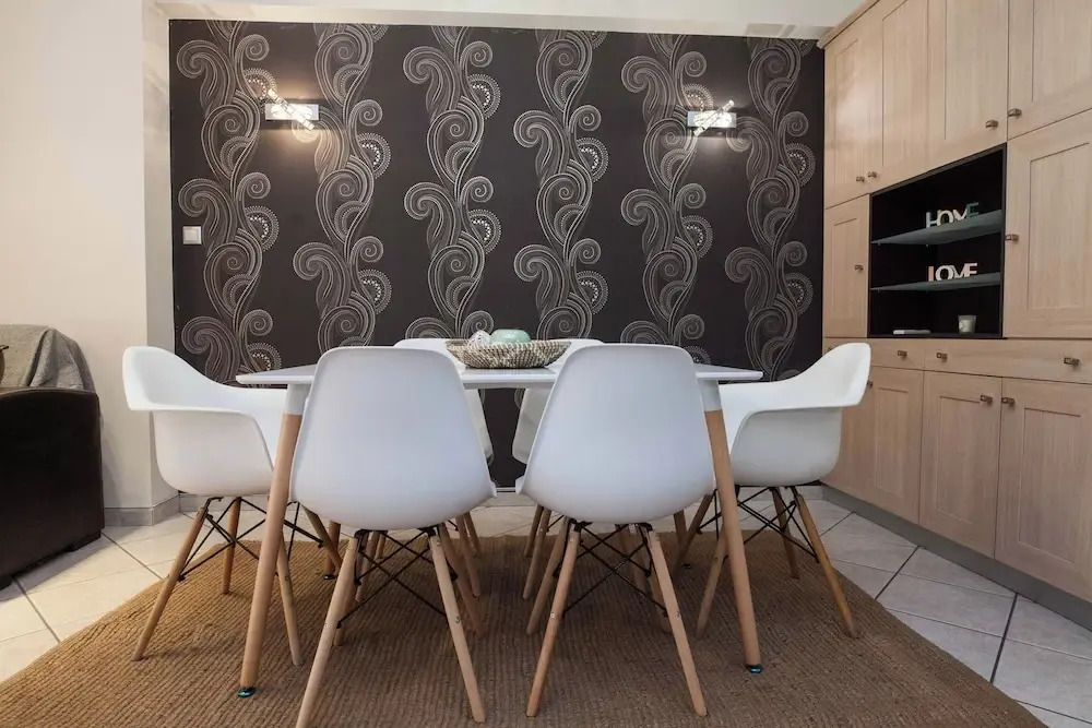 Elegant Spacious 2 Bd Apt in Petralona