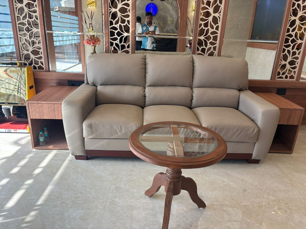 Hotel Imperial Suites - Airoli