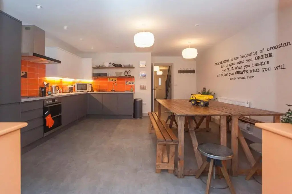 higgihaus #3a & 3b 8 Bed Big Groups Hip Location