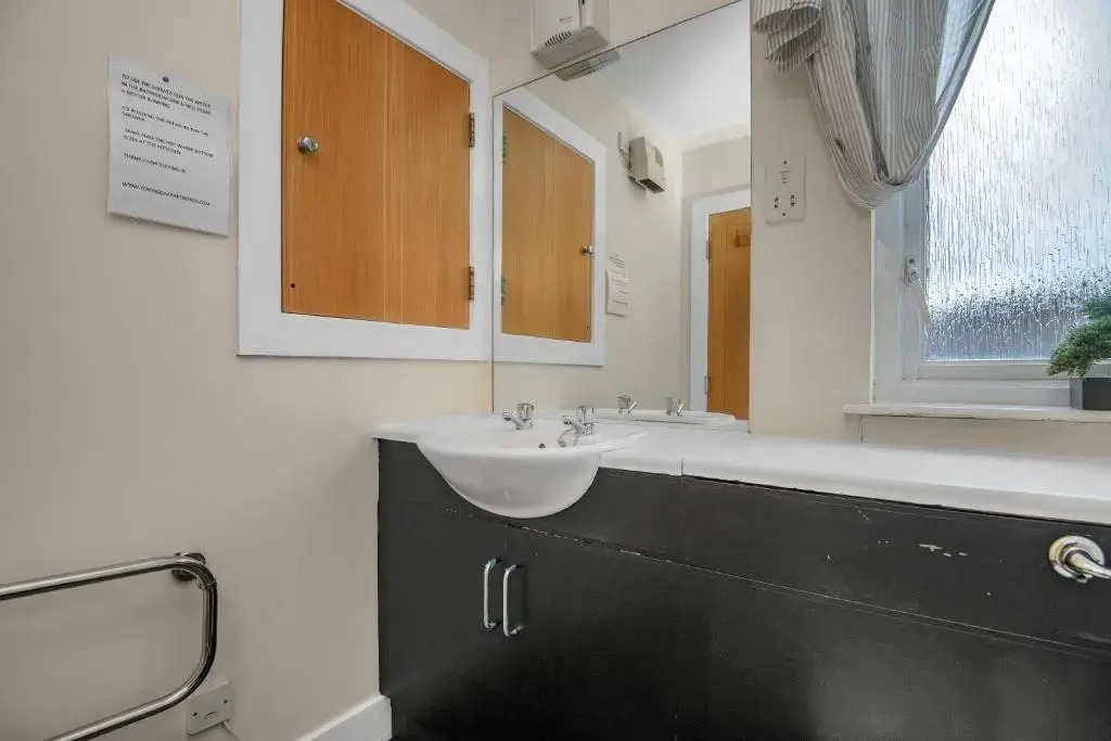 Edinburgh City Center Coady Apartment SLEEPS 5 FREE CAR PARK SPACE