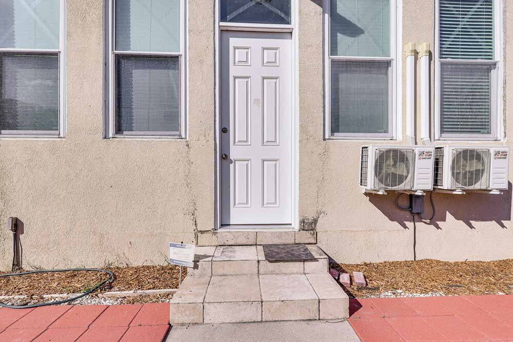 Near Apollo Beach! Bright Apt w/ Essentials