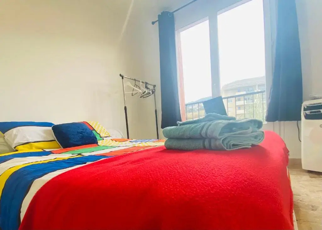 Location chambre avec salle de bain et partie commune Mountain View & Sea View renting 1 of 3 bedrooms with shared common space 3 bdrm apt not 1 bdrm plus clime ou ac