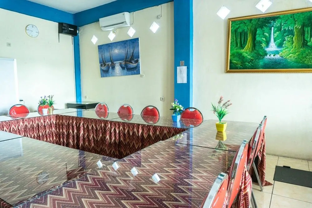 RedDoorz near H. Hasan Aroeboesman Airport