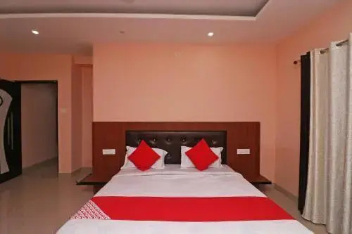 OYO 18469 Hotel Hmvr