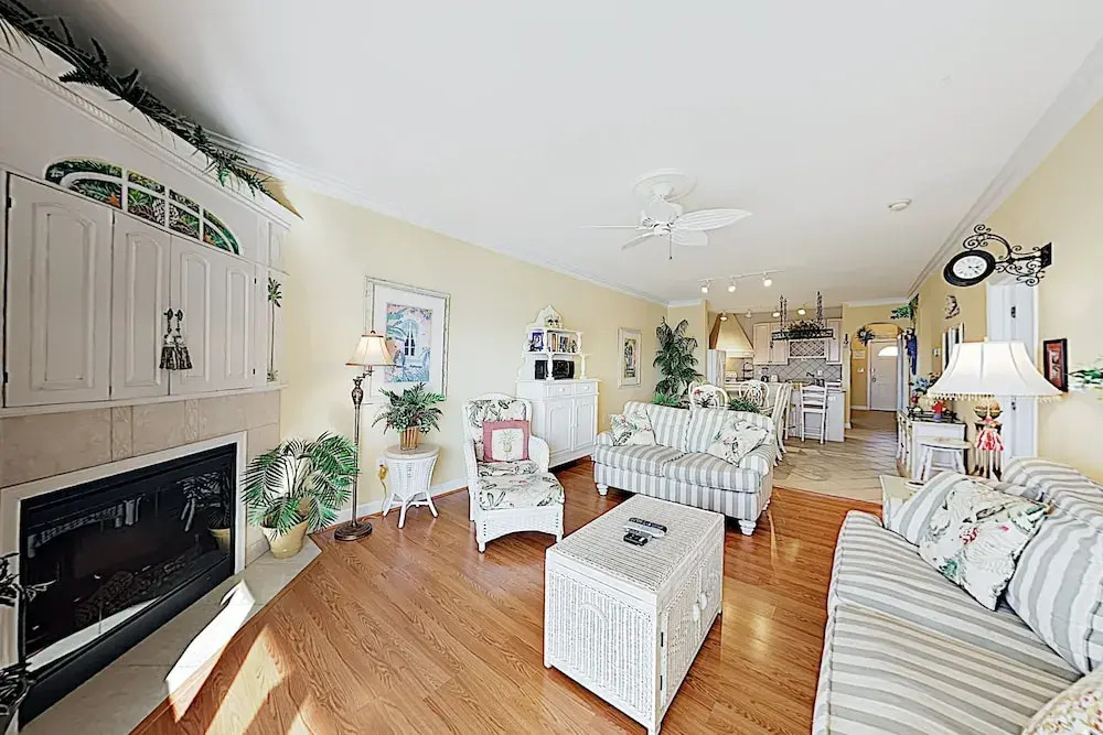 Chic Beachside W/ Pool & Bayfront Balcony 3 Bedroom Condo