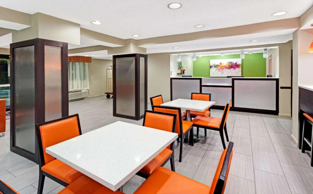 Отель Spark by Hilton Atlanta Cumberland Ballpark