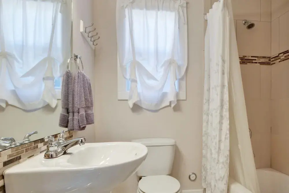 2BR Renovated Austin Coach House by RedAwning