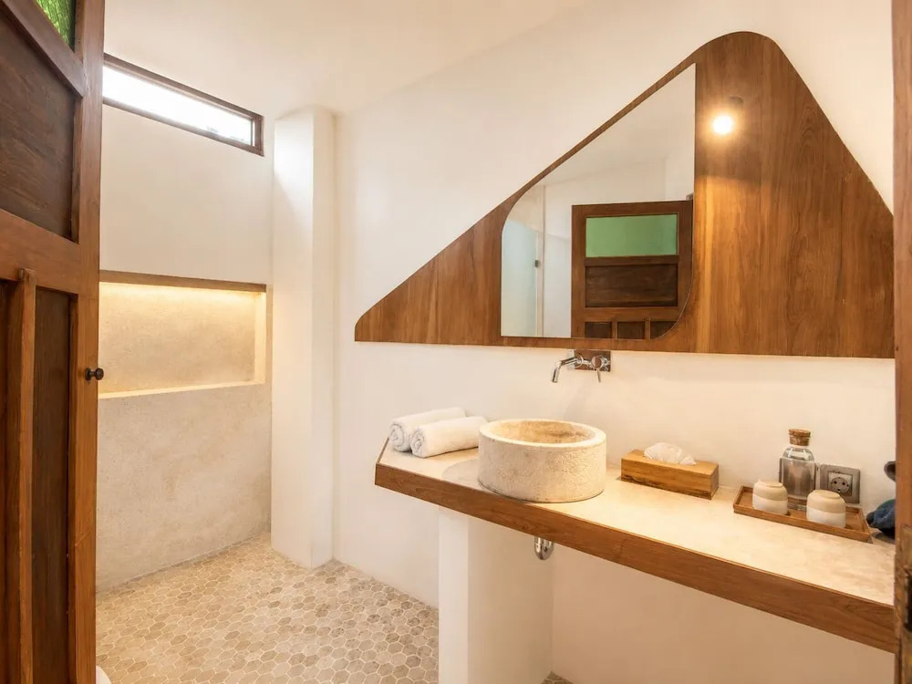 Modern 2-BR Art Deco Villa, 800m from the Beach