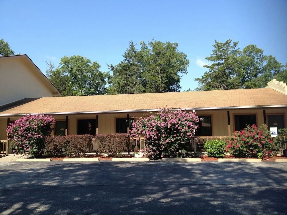 Shady Acre Inn and Suites