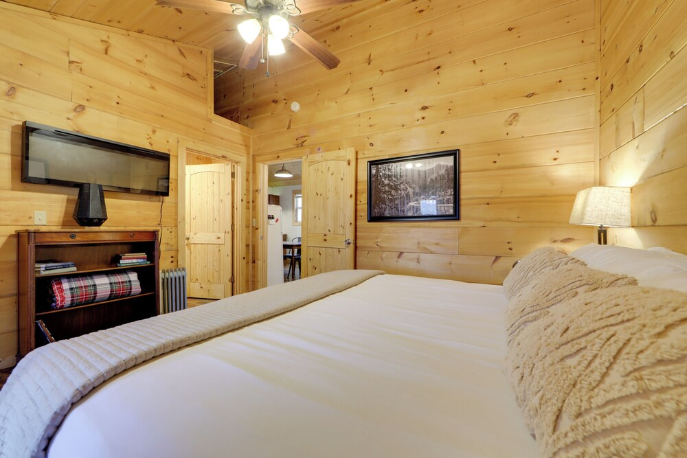 Soaking Tub! Creekside Couples Haven in Cosby