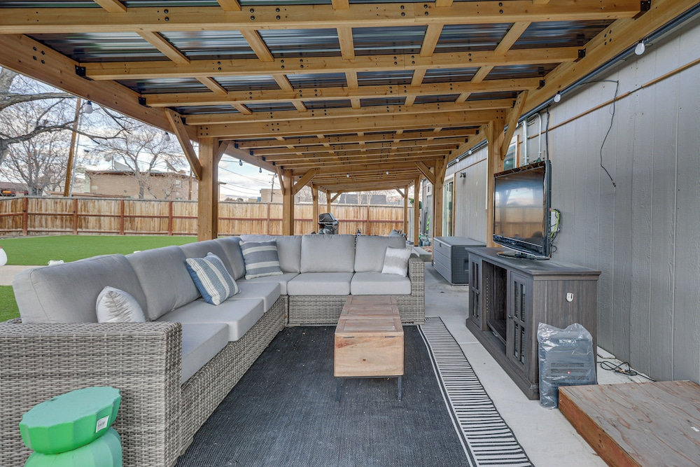 2 Mi to Reno Convention Center: Modern Home + Yard