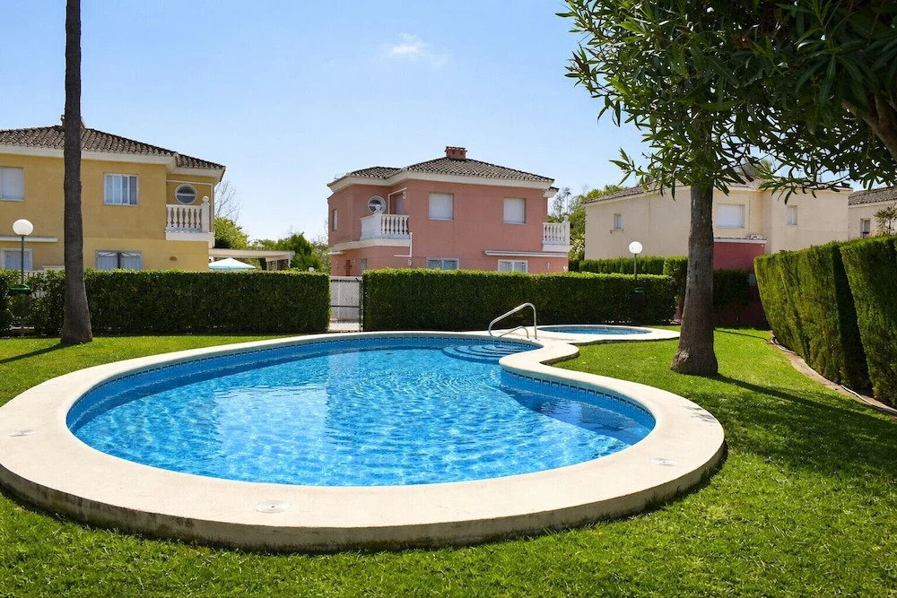 Ch1200 in Oliva With 3 Bedrooms and 2 Bathrooms