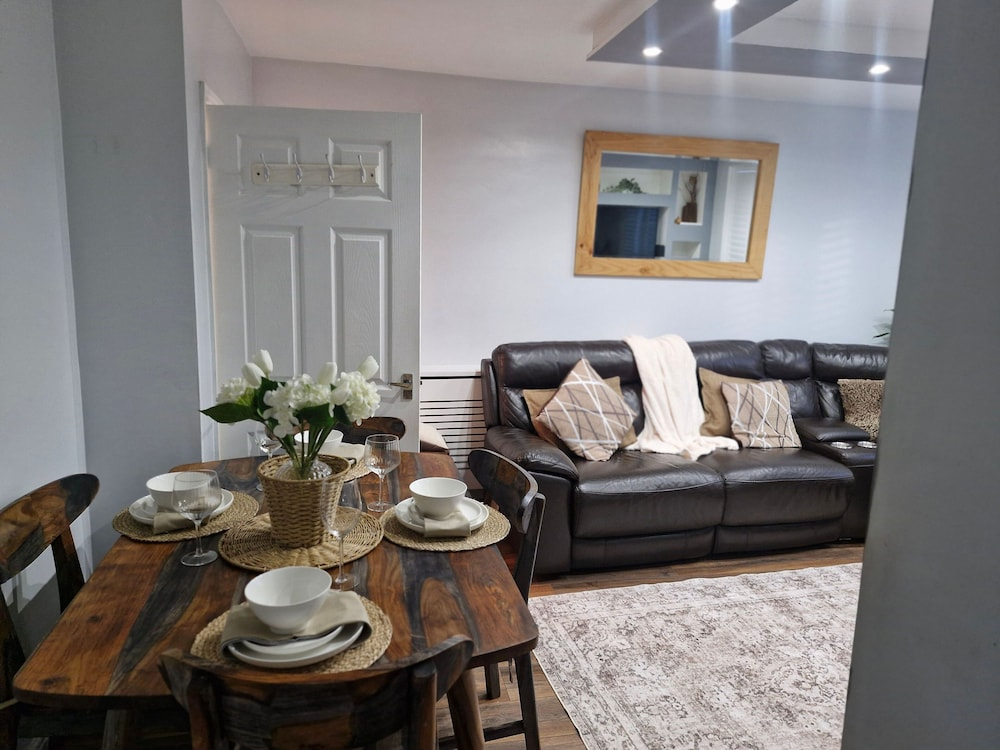 3 bed House, Sleeps 5, Near Airport and Town, Outside Parking Free