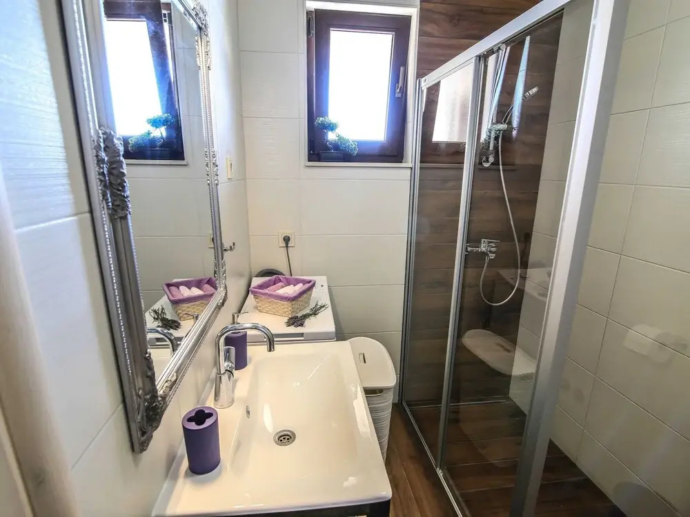 Spacious Apartment, Private Terrace in the Countryside, Wi-fi and Parking