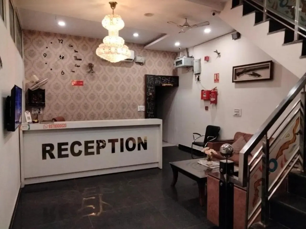 OYO 22115 Hotel D Plaza