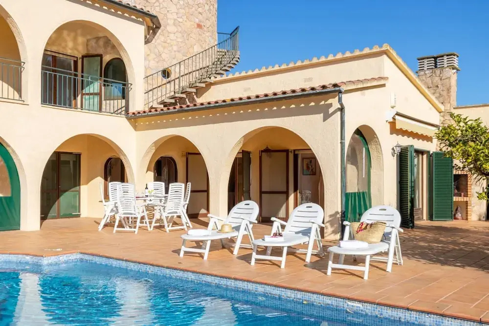 Luxury Canal-side Home With Pool