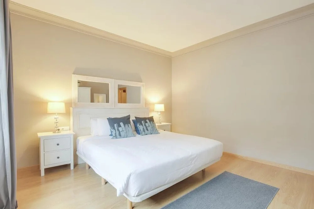 Spacious 4bed in Central Barcelona, 8mins to Metro