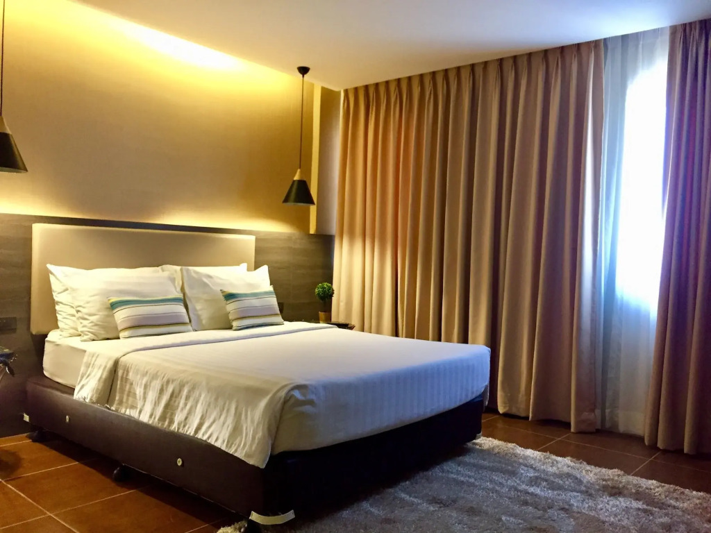Home Crest Hotel