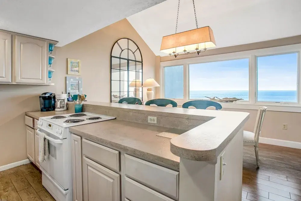 Ocean-view 4th-floor Condo With Balcony, Outdoor Pool & Central AC