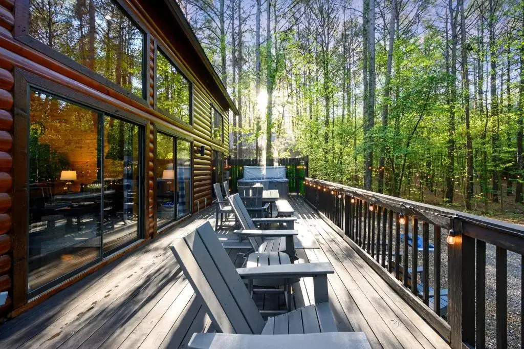 Hickory Bear - Secluded Cabin, Sleeps 10, New Hot Tub, Fire Pit, Arcade, Foosball Table & Deck Slide