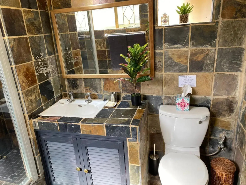 Lovely, spacious 1 bedroom rental and free parking