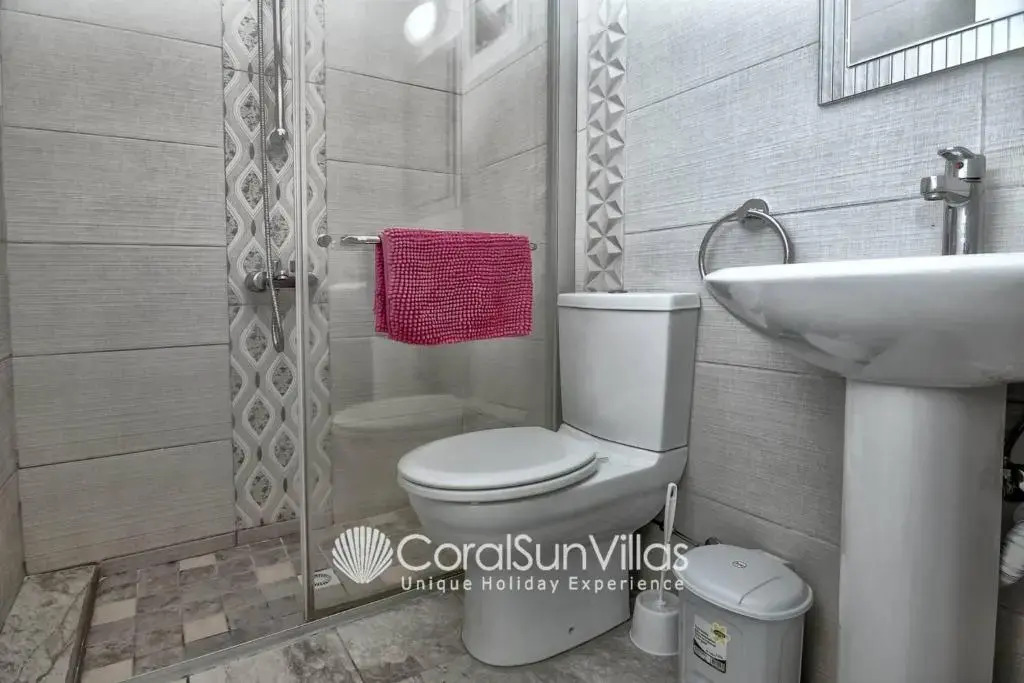 Impressive Villa Exclusive Sea Caves walk to taverns Sleeps 11 Ref 507