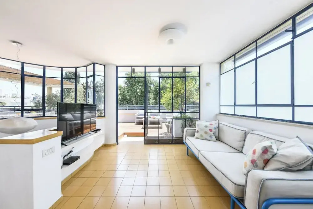 Spacious 3BR Penthouse w Rooftop