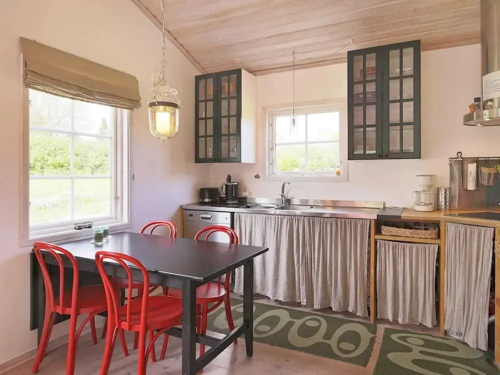 6 person holiday home in Dronningmølle