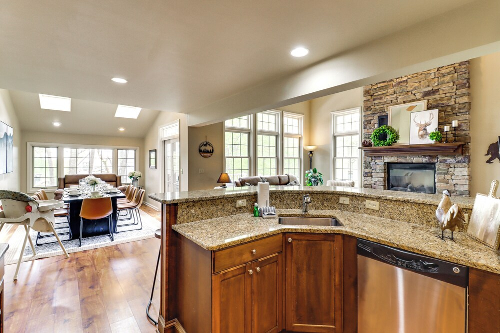 < 1 Mi to Big Boulder Mtn! Home w/ Hot Tub & Deck