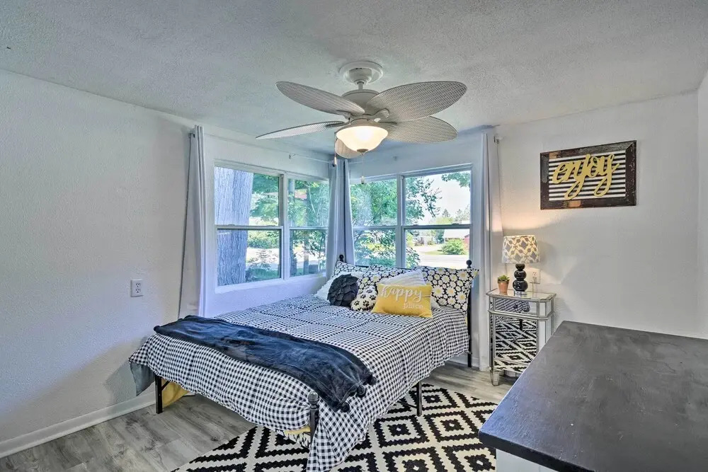Stylish Dog-friendly Bungalow: Steps to Elk Lake