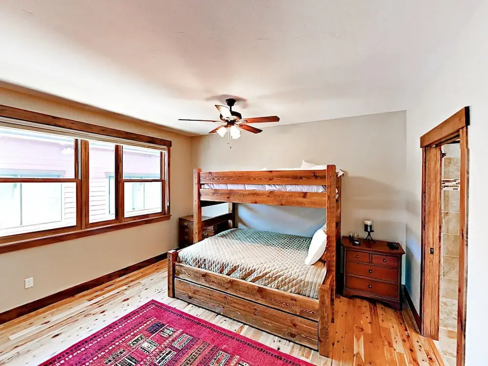 Sleek 3br, 3ba W/hot Tub, 3 Patios, Mountain Views 3 Bedroom Condo
