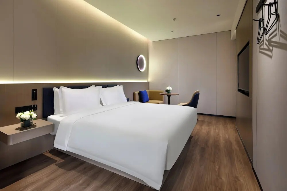 Jinglai Zhenxuan Shanghai Tongji Hospital Xincun Road Subway Station Hotel
