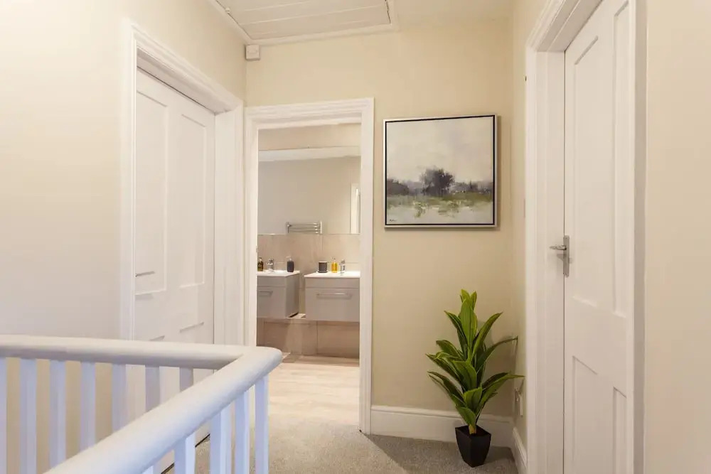 Stylish Town Centre House - 300Mbps, Parking & Sunny Decking