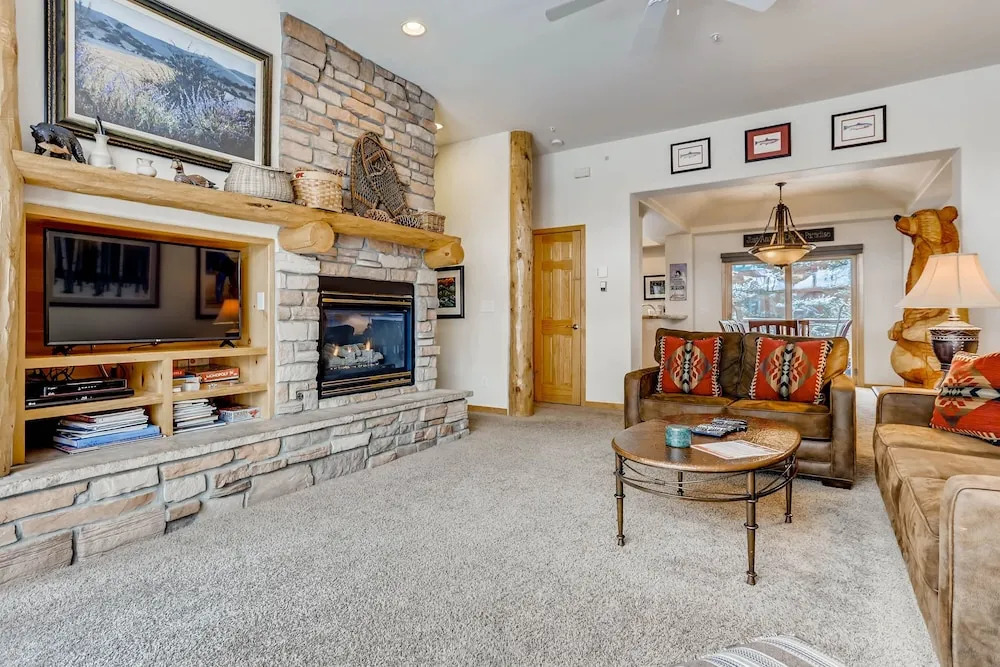 Premiere 2br Townhome - Shuttle To Slopes. Kids Ski Free! 2 Bedroom Condo by RedAwning