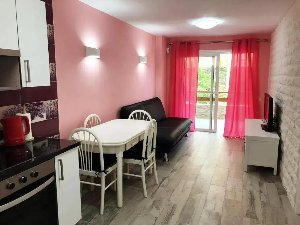 Lovely 1-bedroom apartment with a big terrace, Las Americas, Tenerife