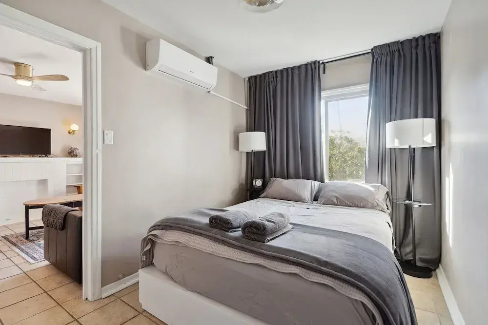 Hollywood Gem 1 Bedroom Apts by RedAwning