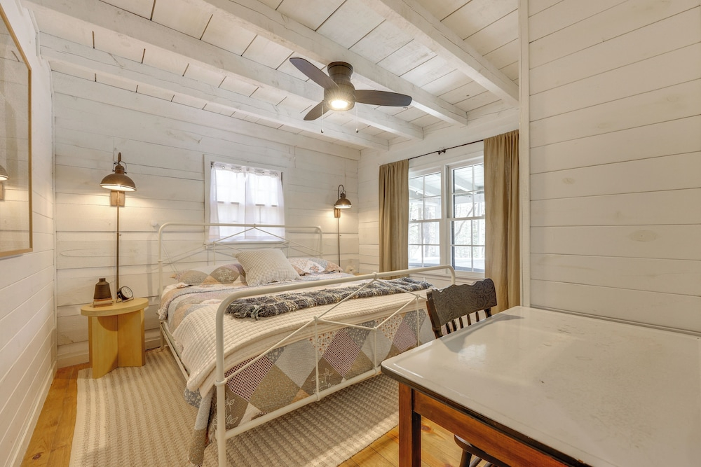 'peace of Aska' Cabin w/ Hot Tub & Fire Pit!