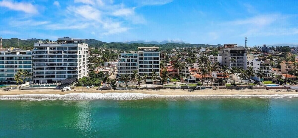 New Stylish 1 BR Condo - Ocean Views - Flex Room