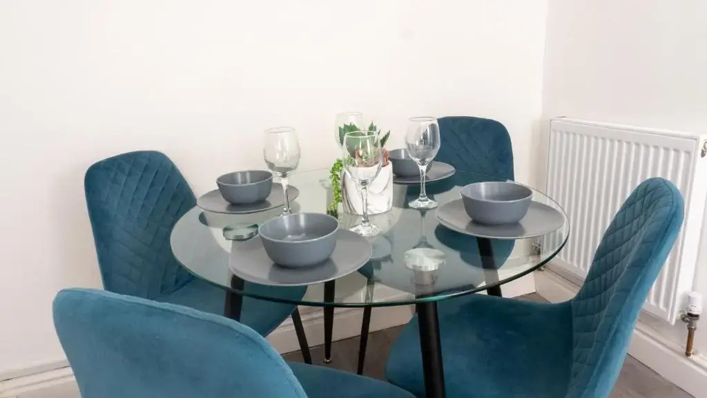 Air Host and Stay - Heyes House- Sleeps 7, free parking, mins from LFC