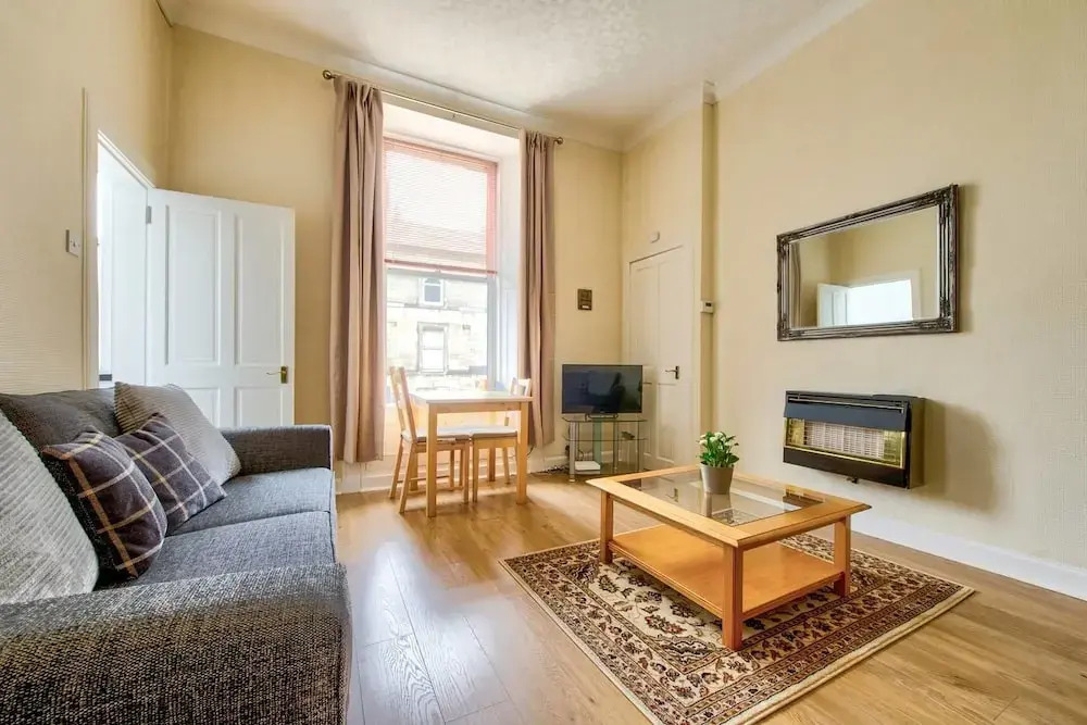 Bright and Airy Apartment in Newington