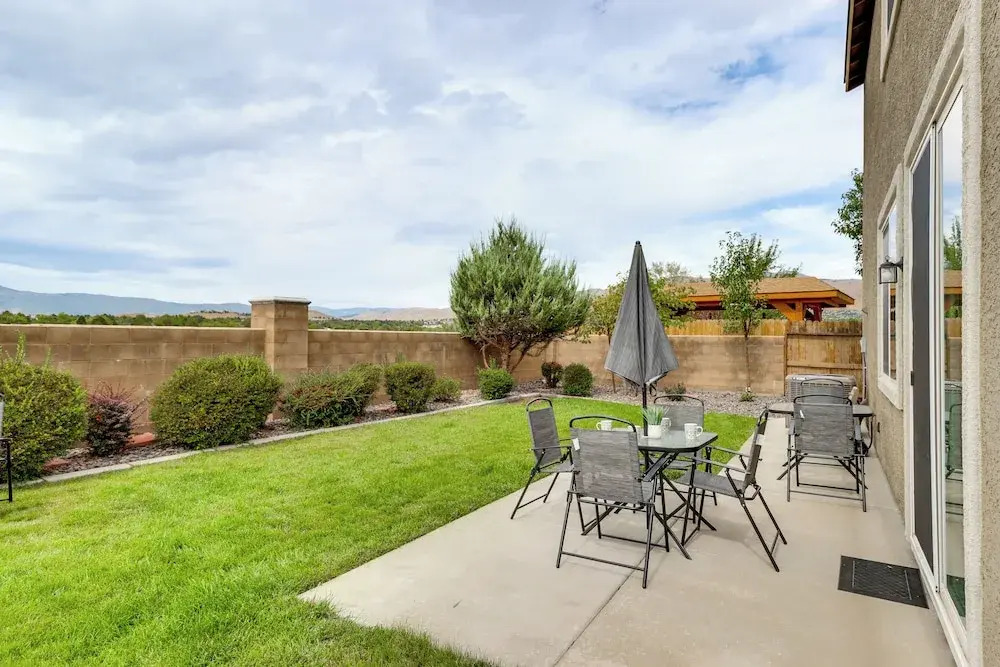 6 Mi to Dtwn Reno: Mtn-view Retreat w/ Fireplace!