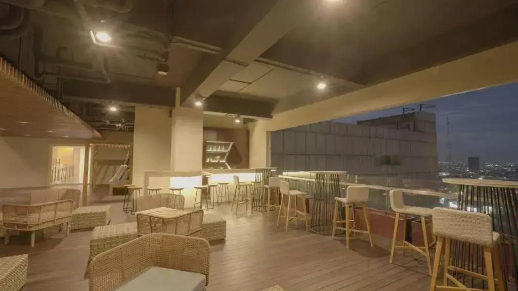 Whiz Luxe Hotel Spazio Surabaya
