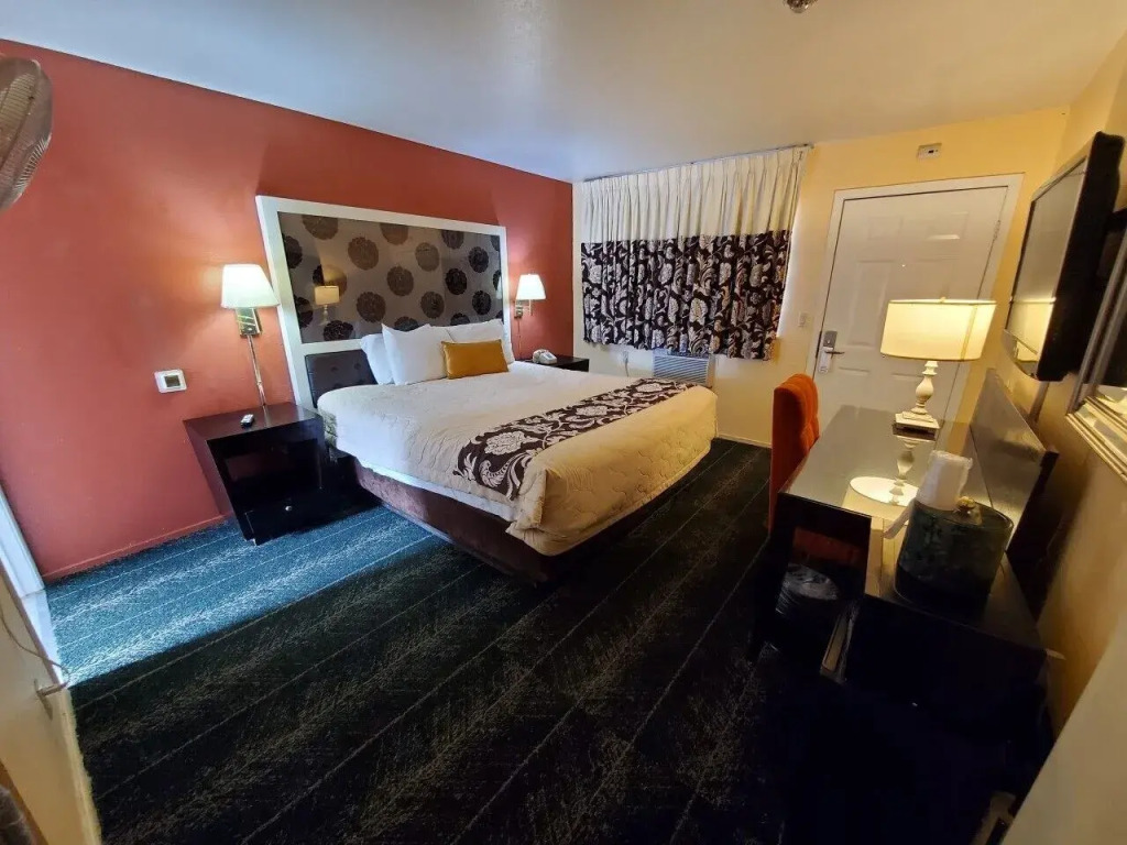 Bluebird Day Inn & Suites