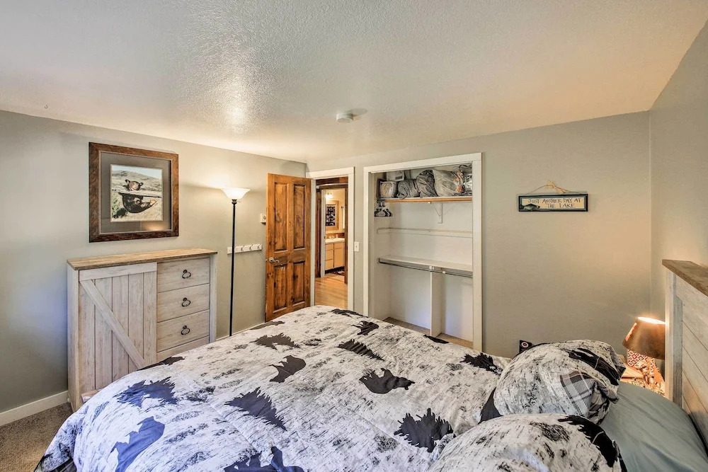 Quaint Priest Lake Cabin w/ Patio < 1 Mi to Lake!