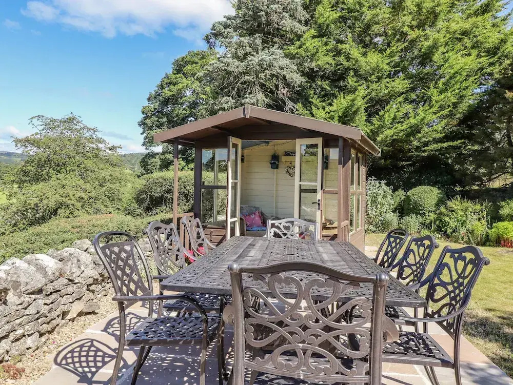 1 Bridge End & Garden