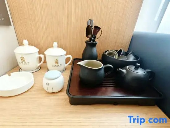 Zhenxiong Beihai Hotel (Fourth Middle School | Chishuiyuan Square)